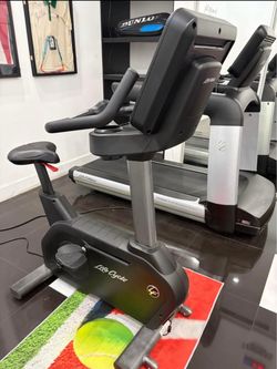 Life Fitness Upright Bike (Touchscreen)