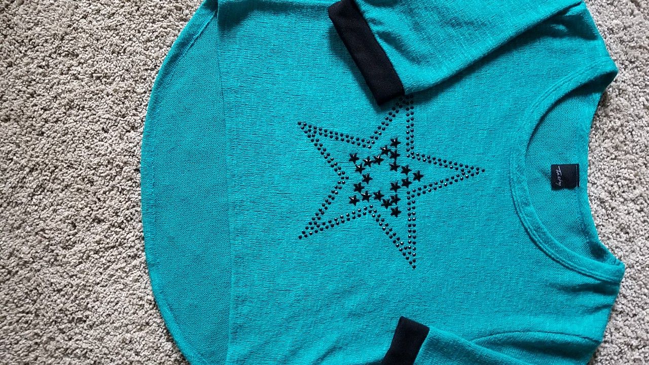 Cute knit top M-L New!