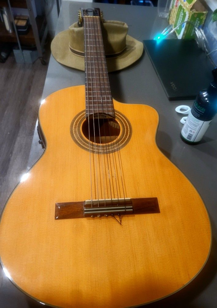 Ibañez Guitar Excellent Condition $240 👉 “If the ad is up, the product is available.”