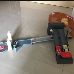 Lightening McQueen ramp racing game