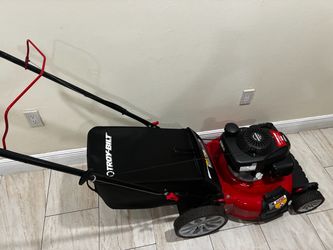 Troy-built lawnmower Honda motor