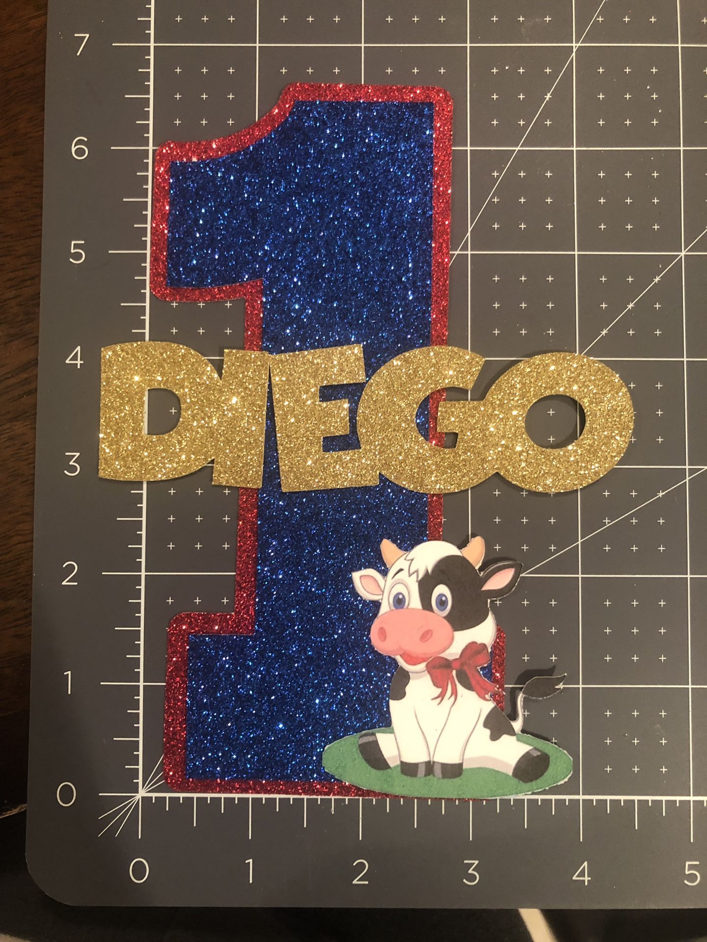 La vaca Lola cake topper