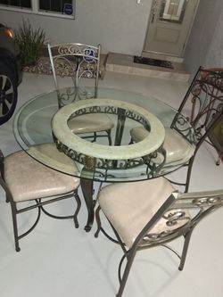 Beautiful dinning room set for sale like new excelent co.dition $250