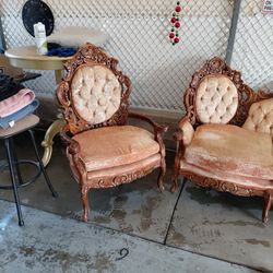 Victorian Couch And Two Seats 💺 Great Condition No  Rips Or  Scratches 