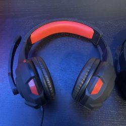 2 Headsets 