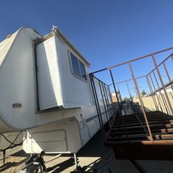 04 Weekend Warrior 35 5th Wheel Trailer