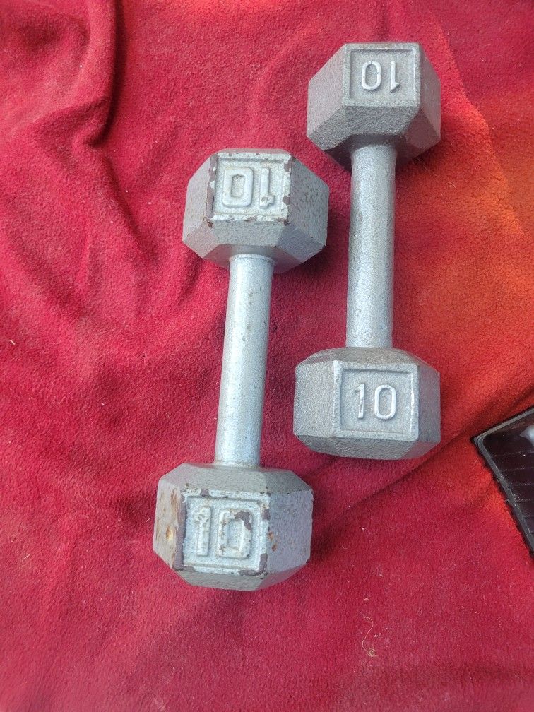 SET OF 10LB HEXHEAD DUMBBELLS TOTAL 20LBs
11525 S HALSTED DUNKINDONUTS/7111.S WESTERN WALGREENS
20$ CASH ONLY AS IS