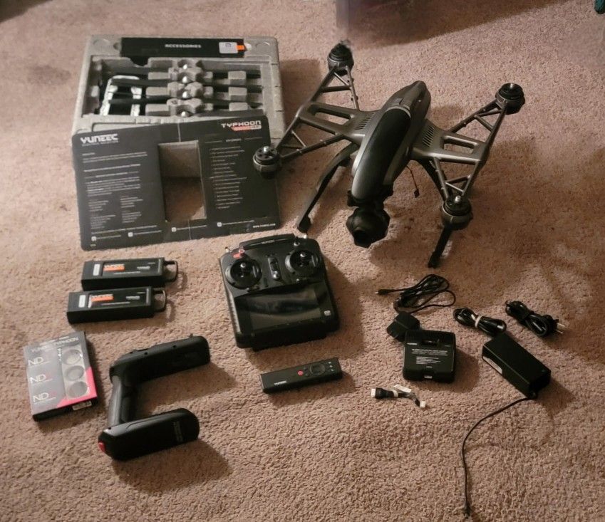 YUNEEC Q500 4K DRONE 2 batteries Handycam plus Wizard remote