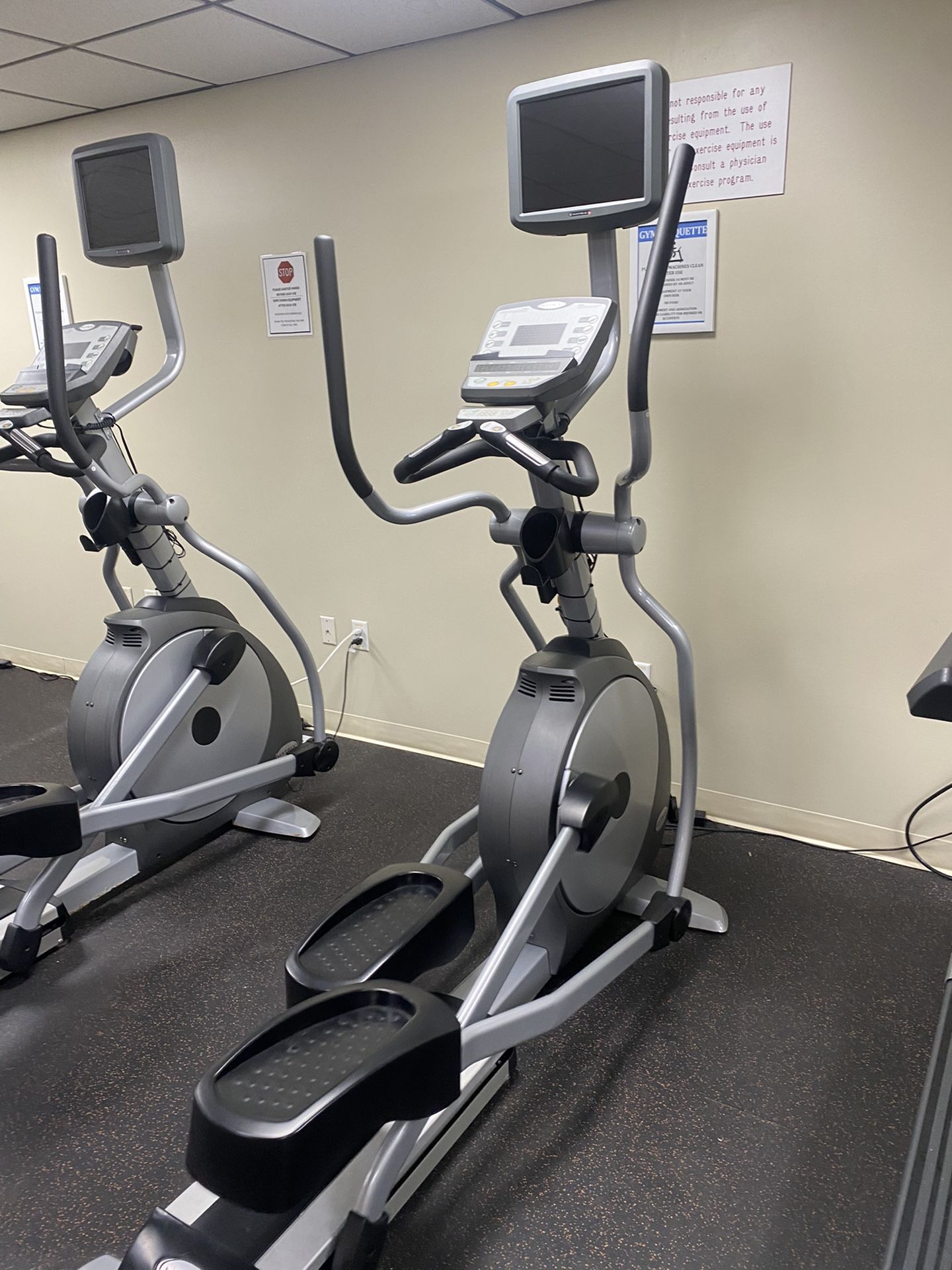 Matrix E3xc Front Drive Elliptical Crosstrainer W/ TV Screen