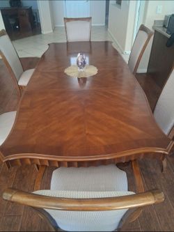 ELEGANT DINING TABLE WITH CHAIRS