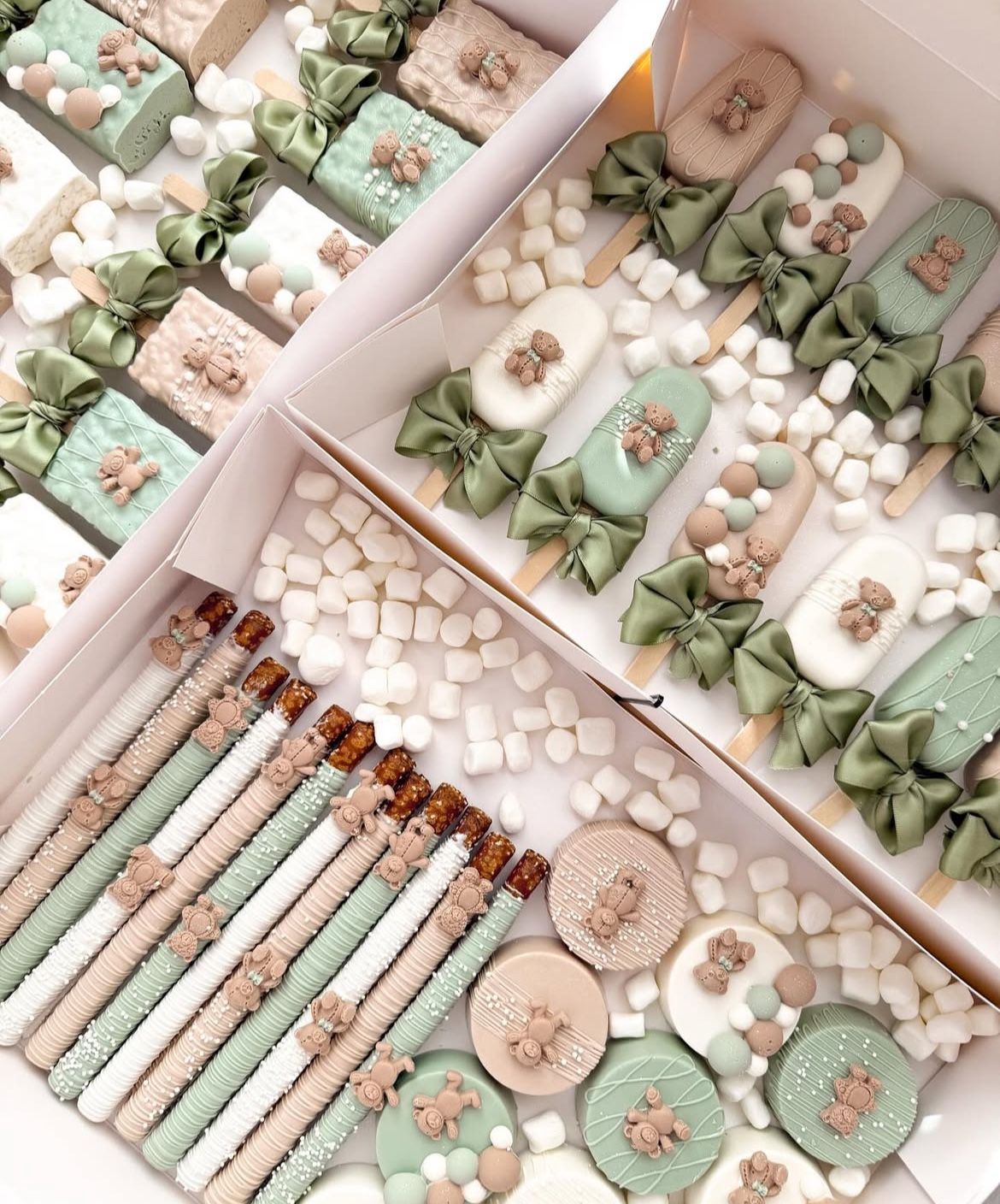 ✨ Sweetness overload! ✨ These custom teddy bear-themed cakesicles are almost too cute to eat!