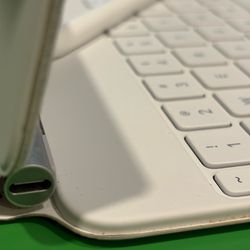 Apple iPad Magic Keyboard & Pencil