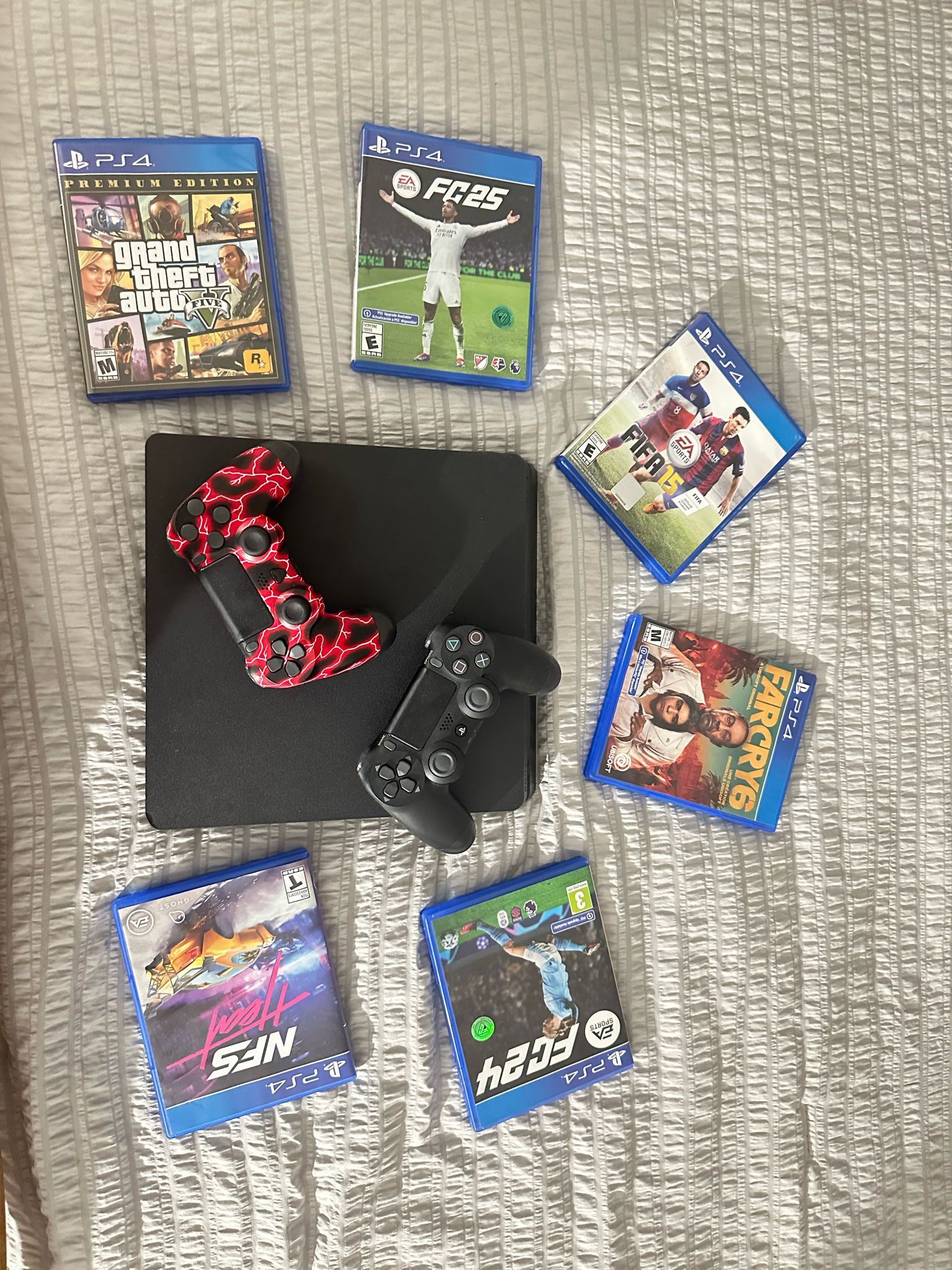 PlayStation 4 with 2 controllers + 7 games