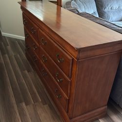 FREE Dresser With Mirror. Left Middle Drawer Track Is Messed Up. 