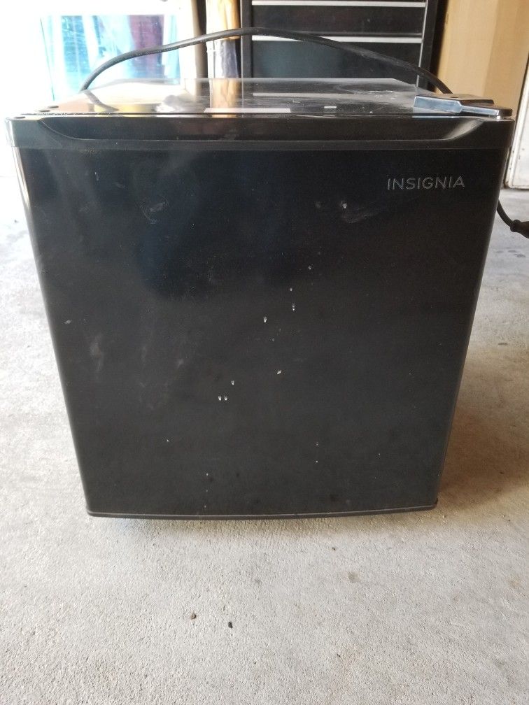 Insignia 1.7 Cu. Ft. Mini Fridge - Black 