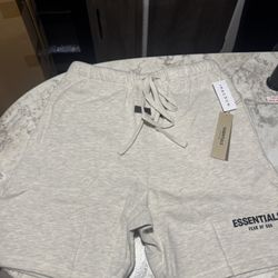 Fear of God Essentials Shorts – Light Oatmeal 