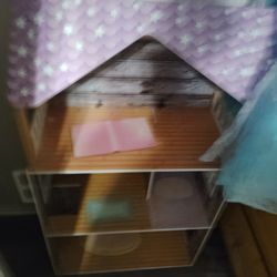 Barbie doll house good shape 