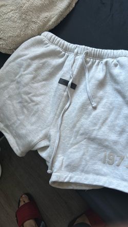 Essentials shorts tan