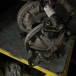 Bomba de diafragma, las pequeñas cuestan $100. La bomba grandes $200.