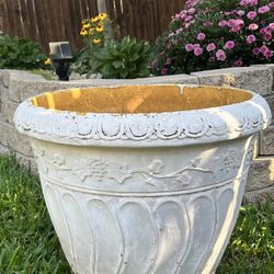 Extra large lightweight fiberglass planter 