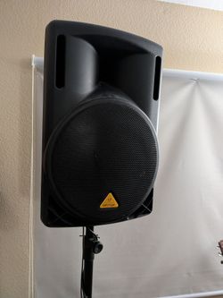 DJ  Sound system B215d Behringer. PA system