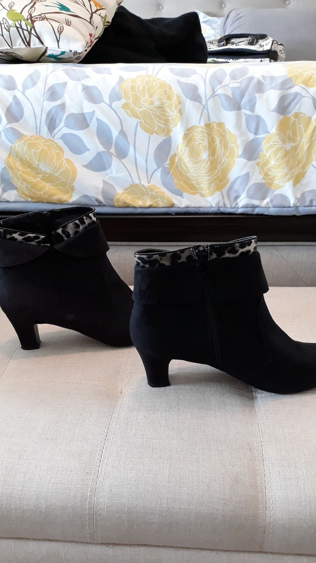 Womens Black Suede Faux Fur Booties Size 9