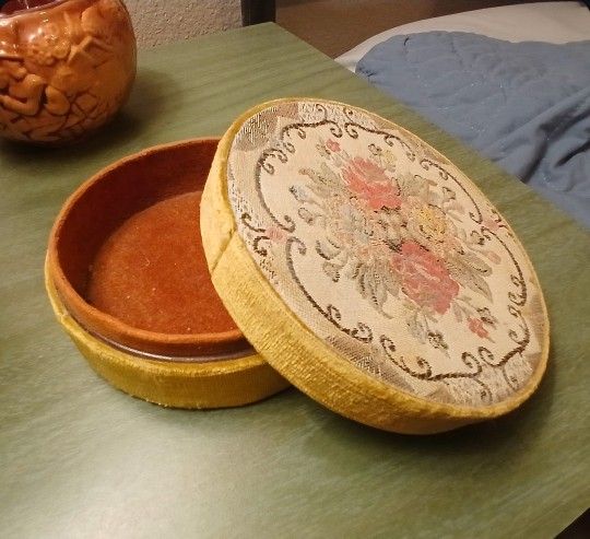 Vibtage Italian Gold Velvet Jewelry Box