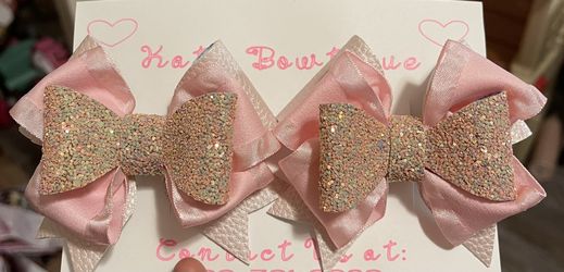 Light pink bow set on vinyl