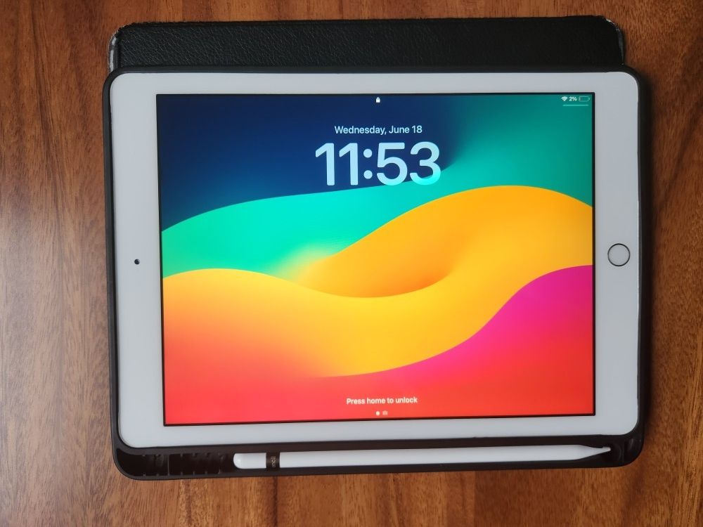 iPad 6 with Apple Pencil and Case