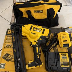 DEWALT DCN650D1 20V MAX XR 15 GA Angled Finish Nailer Kit Pistola De Clavos Calibre 15