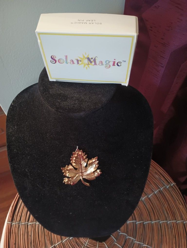 Avon Gold Tone Maple Leaf Pin In Good Condition New In The Box 
