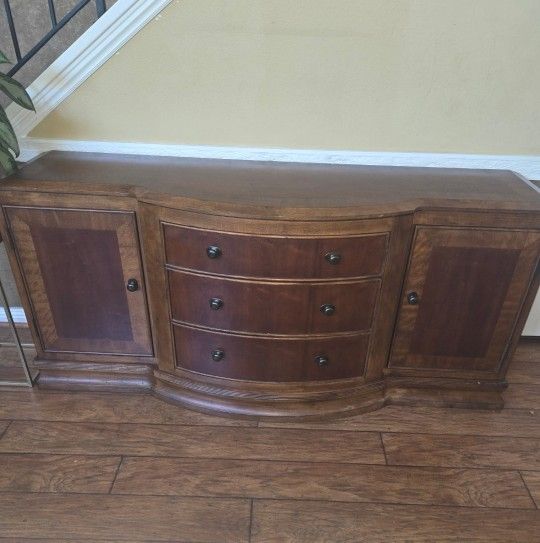 Credenza/Buffet & Dining Table with Chairs