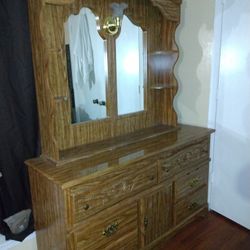 Dresser With Mirror In Excellent Condition 
