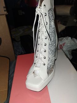 Woman white shoes size 8 and 1/2