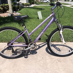Women’s 27” Bike, 21 Speed “TRAYL”, Lightweight Aluminum Alloy. Excellent Condition! Tires Like New, Rides Great. 