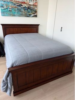 FULL SIZE WOODEN BED