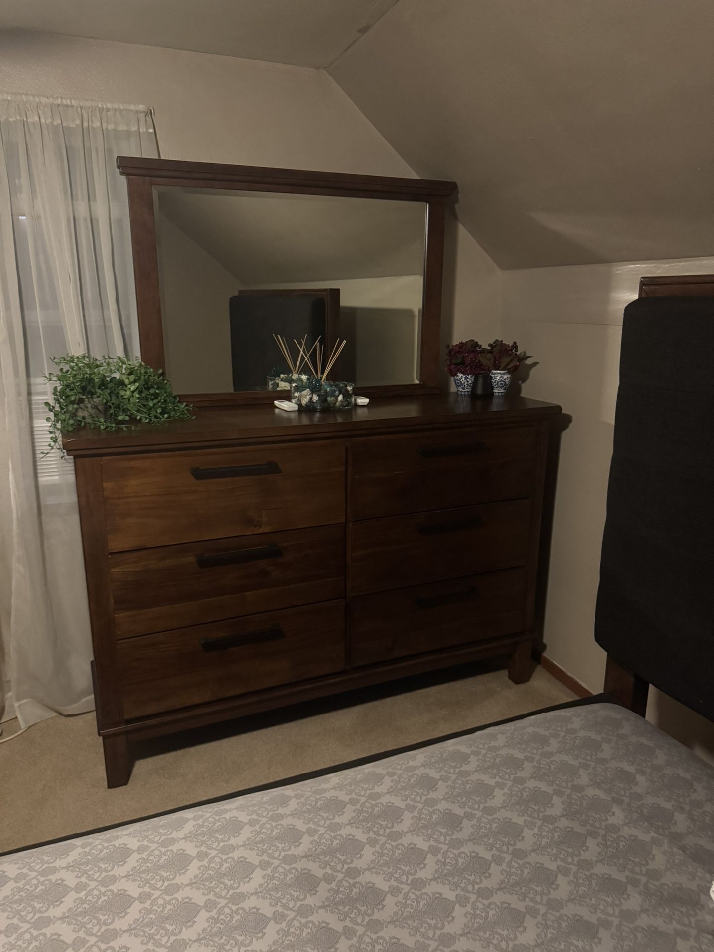 Queen Size Bedroom Set With Storage At Foot