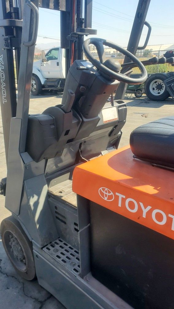 2001 Toyota 5,000lb Electric Forklift – Runs Great
