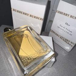🔥 Burberry Her Eau de Parfum disponible 🔥  💎 Aroma dulce, elegante y que llama la atención ✨ Femenino pero con presencia fuerte 📍 Entrega local (S