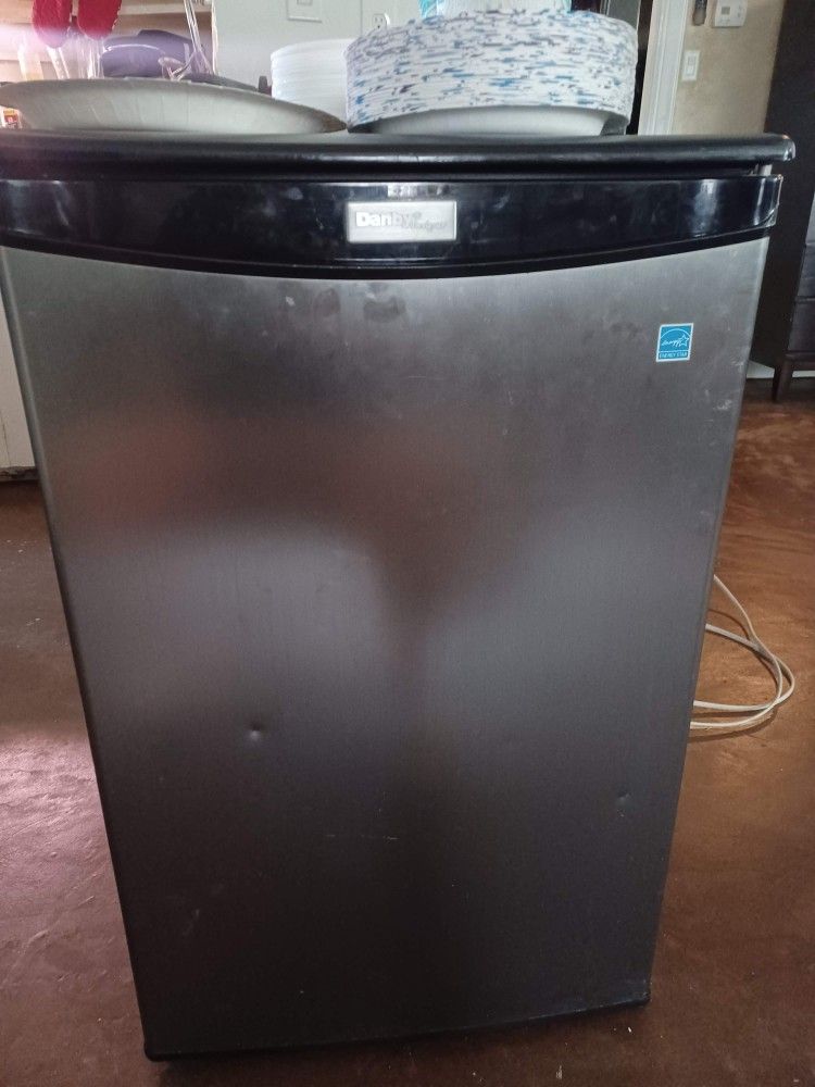 MINI FRIDGE WORKS GREAT