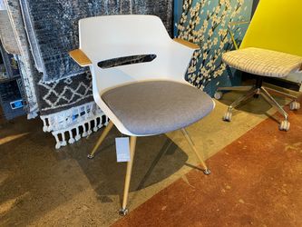 NEW! GLOBAL INDUSTRIES Moda Four Legged Armchair