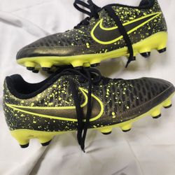 Nike SOCCER cleats Sz 5