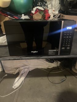 Whirlpool 20.93 in. Electric Countertop Microwave in Black with 0.7 cu. ft. Capacity 