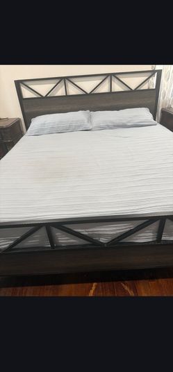 Kingnsize bed frame. Like new