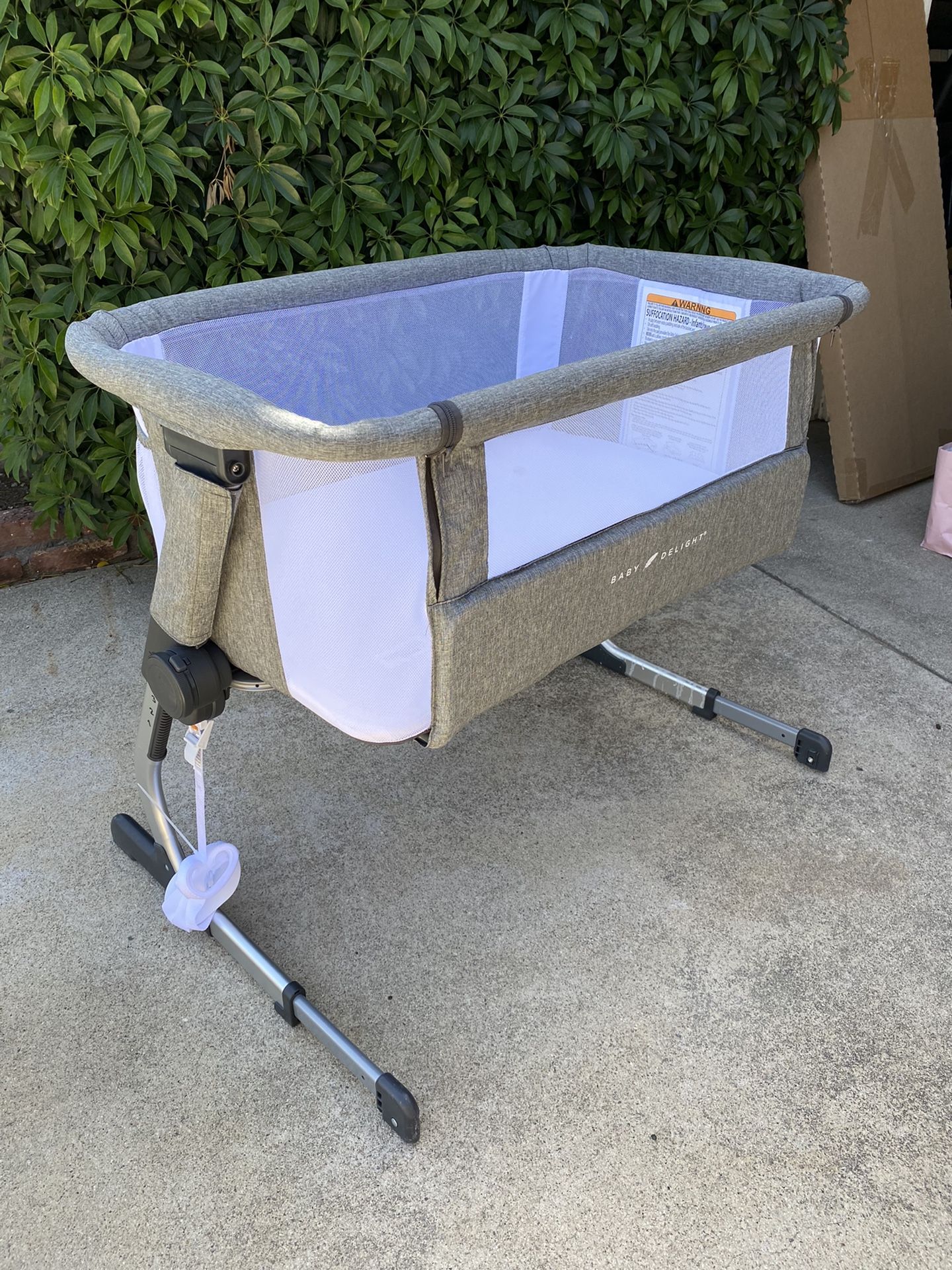 Baby Delight Beside Me Dreamer Bassinet Beside Sleeper