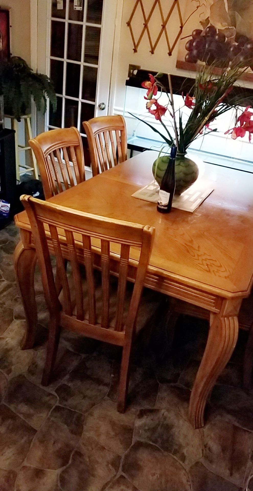 Table with 6 chairs no broken