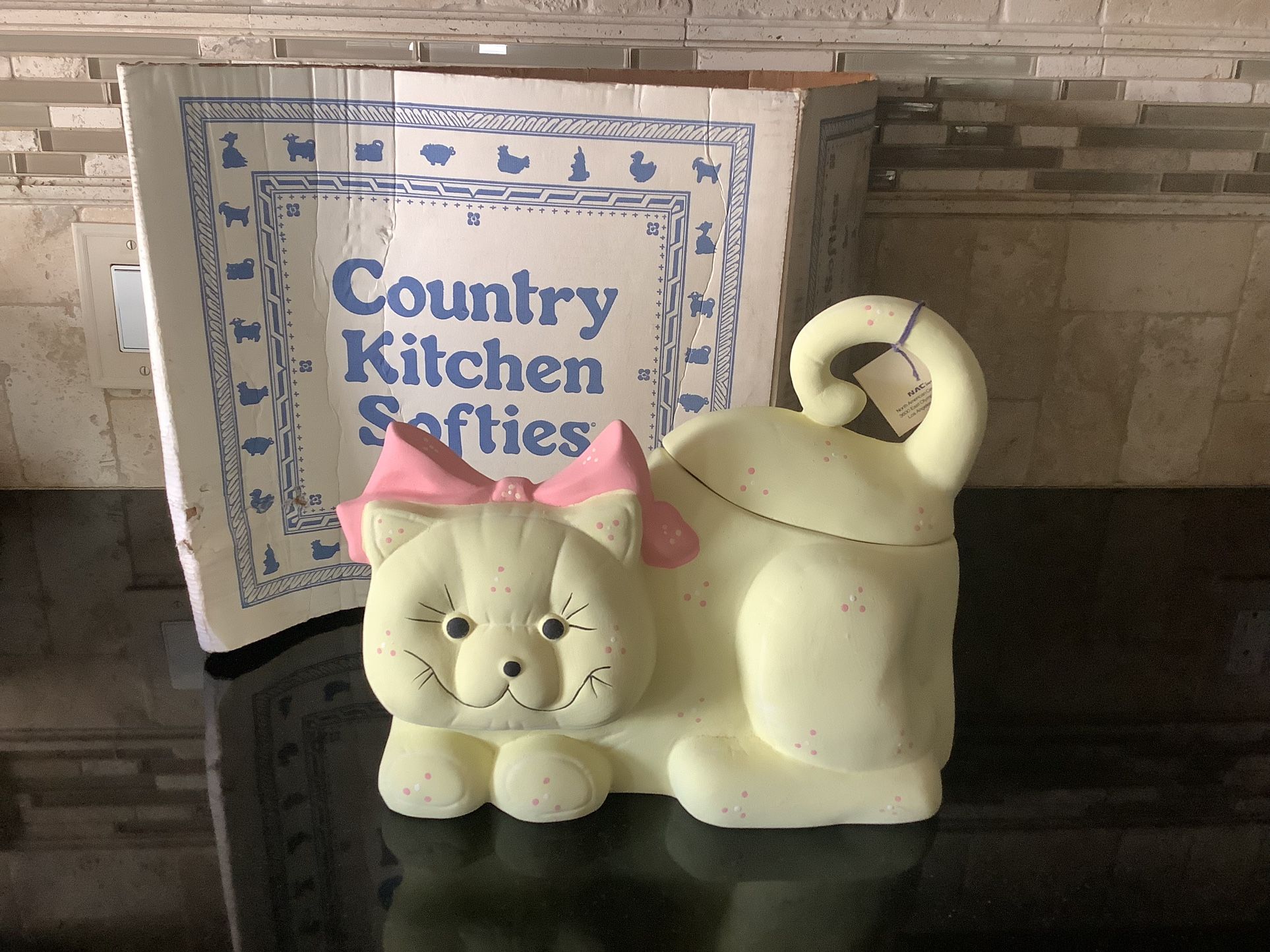 VINTAGE & UNIQUE CPUNTRY KITCHEN CAT COOKIE JAR HAND PAINTED WITH BASKET USA