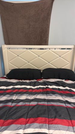 Queen Bed Frame w/ Tufted Headboard – Good Condition