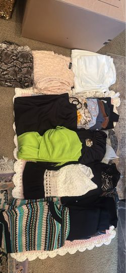 22 items. Women’s dresses, skirt sets, and jumpsuits size medium