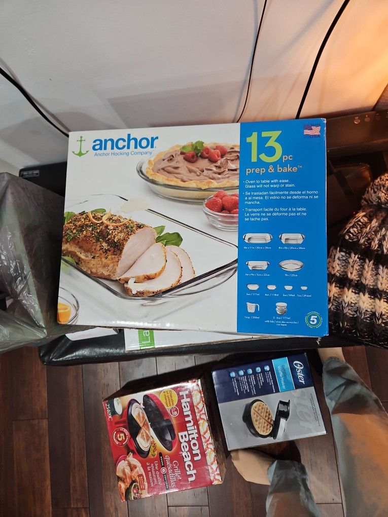 Brand New anchor hocking company 13 pc prep and bake sell